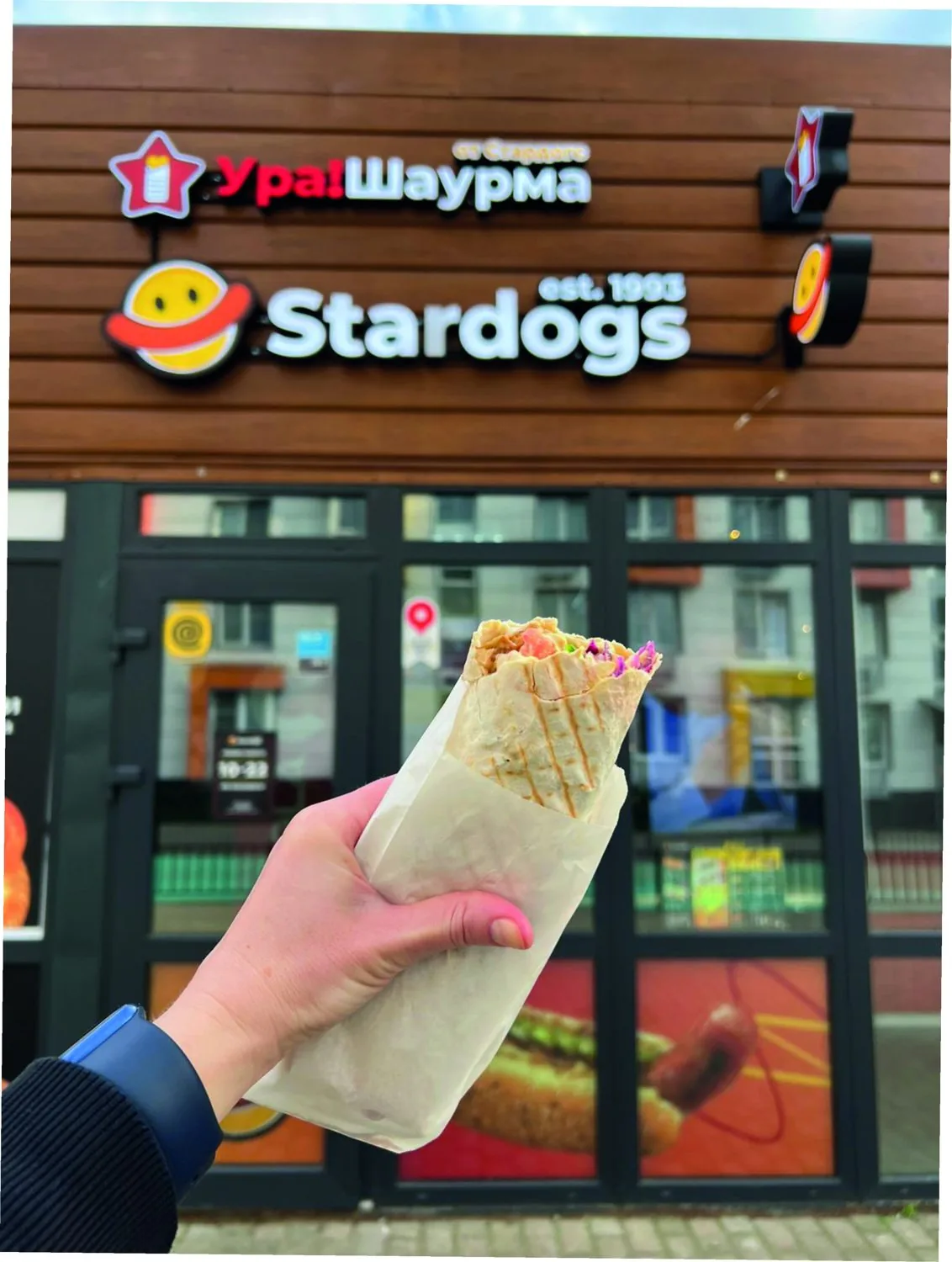 Шаурма Ура!Шаурма в руке гостя у точки